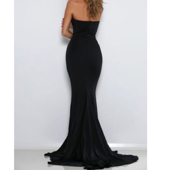 Black gown down with a tail - Picture 3 of 3